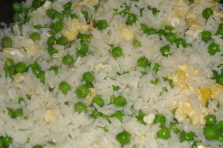 Рис с яйцом и зеленым горошком