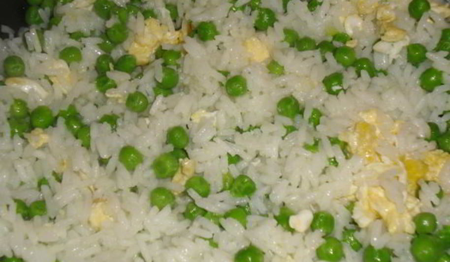 Рецепт рис с яйцом и зеленым горошком