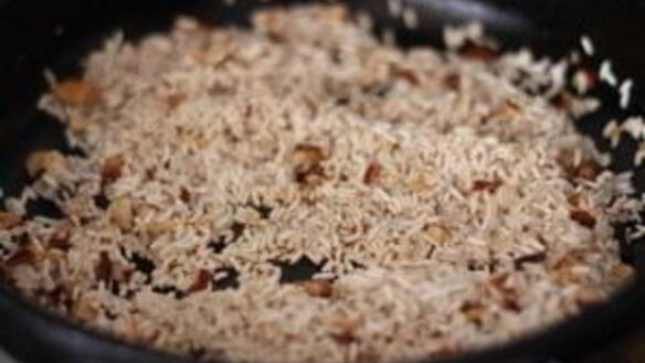 ШАГ 3. рис с зеленым горошком и миндалем