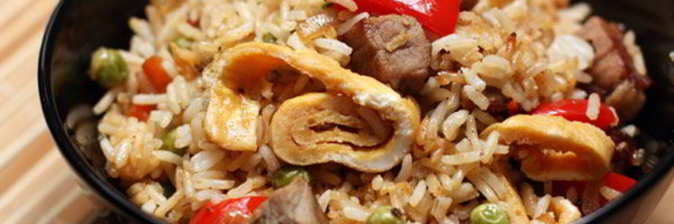 Рис со свининой, овощами и омлетом