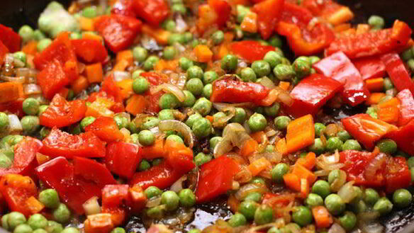 ШАГ 5. рис со свининой, овощами и омлетом