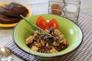 Тушеная чечевица с опятами и куриным филе