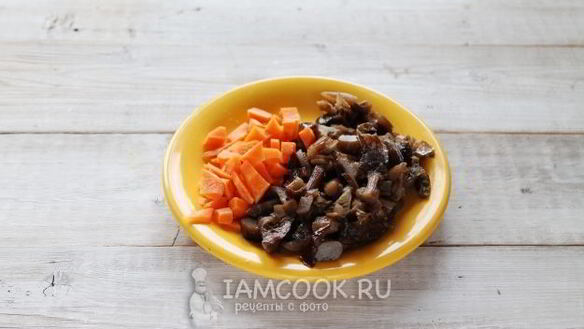 ШАГ 5. тушеная чечевица с опятами и куриным филе