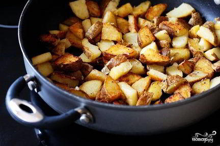 Жареная картошка с чесноком