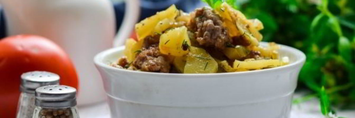 Жареная картошка с фаршем на сковороде