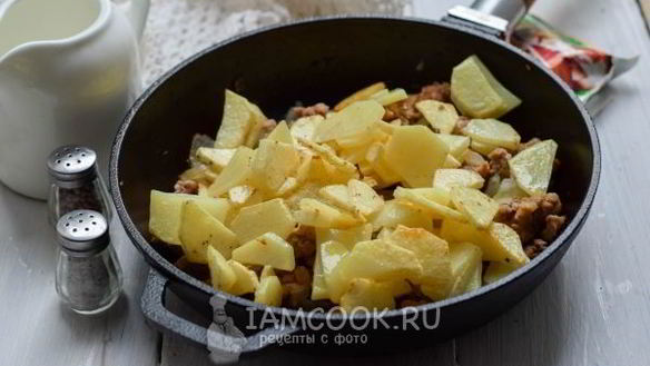 ШАГ 6. жареная картошка с фаршем на сковороде