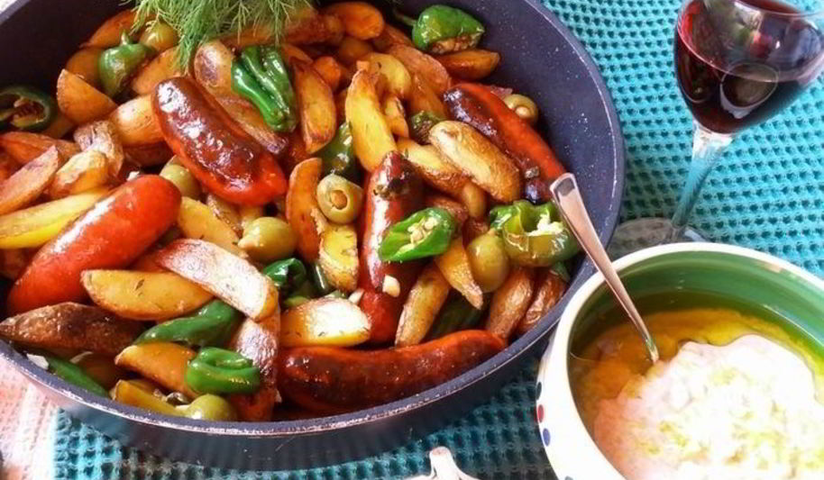 Рецепт жареная картошка с колбасками по-андалузски