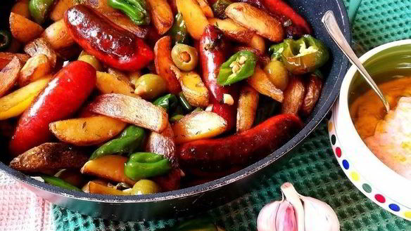 ШАГ 6. жареная картошка с колбасками по-андалузски