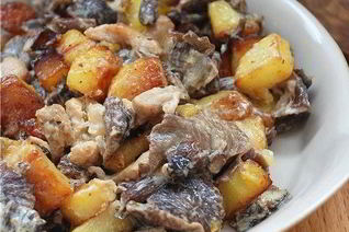 Жаренный картофель с грибами в сливках