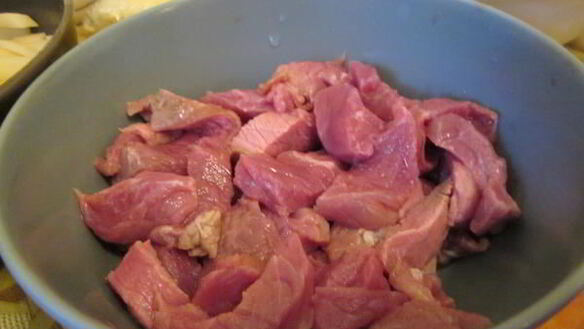 ШАГ 2. жареный картофель с говядиной в сметанном соусе