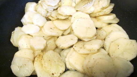 ШАГ 3. жареный картофель с говядиной в сметанном соусе