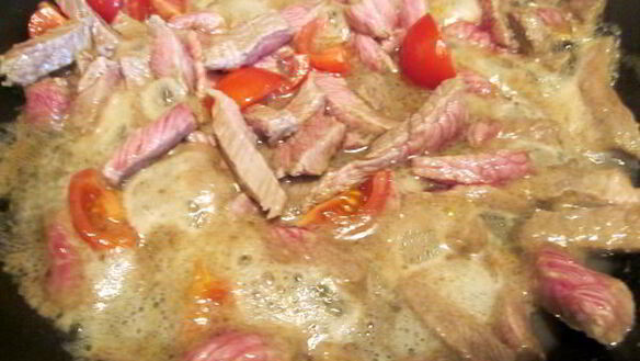 ШАГ 4. жареный картофель с говядиной в сметанном соусе