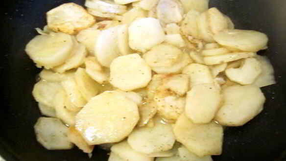 ШАГ 5. жареный картофель с говядиной в сметанном соусе