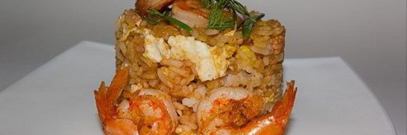 Жареный рис с курицей и креветками по-тайски