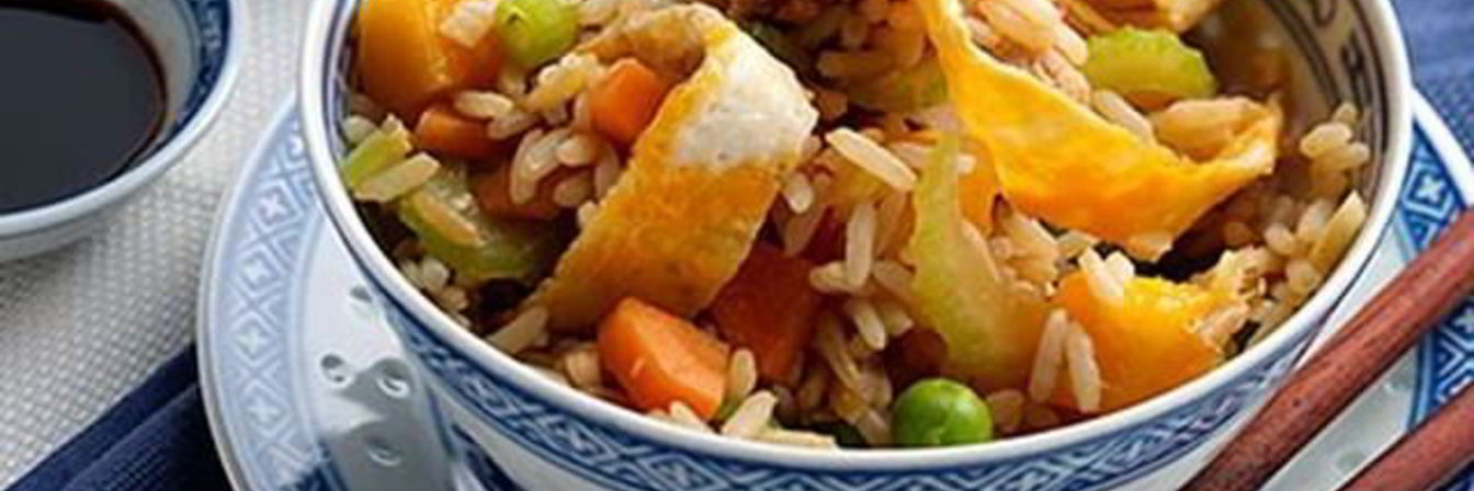 Жареный рис со свининой и манго