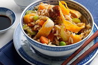 Жареный рис со свининой и манго