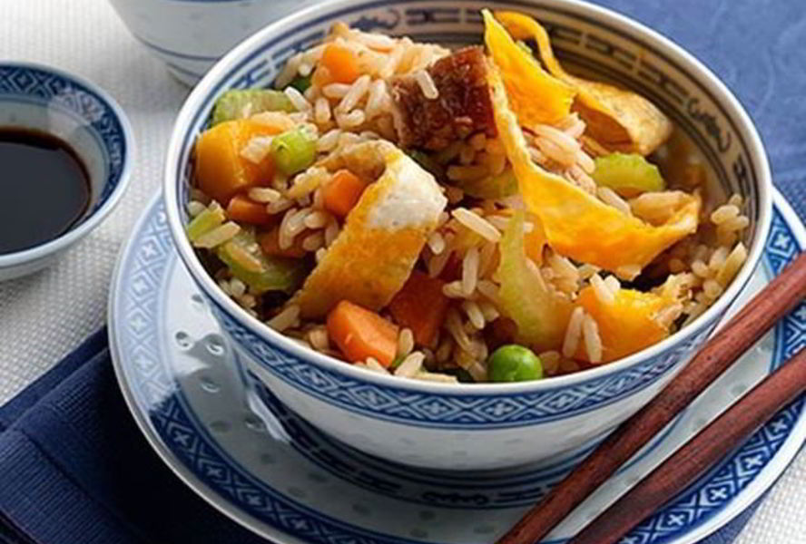 Жареный рис со свининой и манго