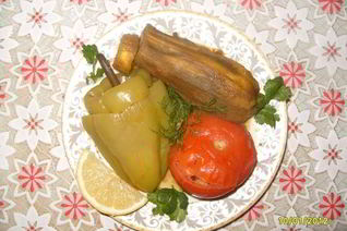 Долма из баклажан, помидоров и перца