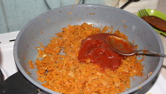 ШАГ 3. голубцы в подливе с пюре