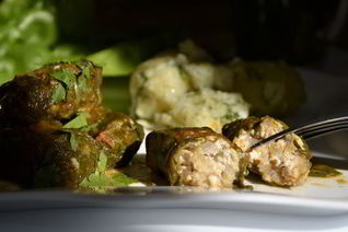 Зеленые голубцы с листьями мангольда, шпината и вкусом лета