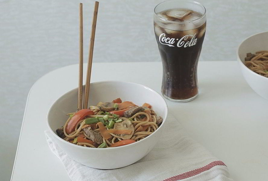 Гречневая лапша с говядиной и овощами