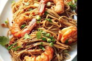 Гречневая лапша с креветками, чесноком и зеленью