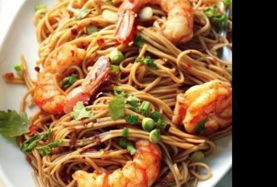 Гречневая лапша с креветками, чесноком и зеленью