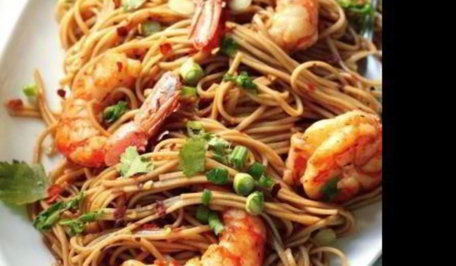 Рецепт гречневая лапша с креветками, чесноком и зеленью