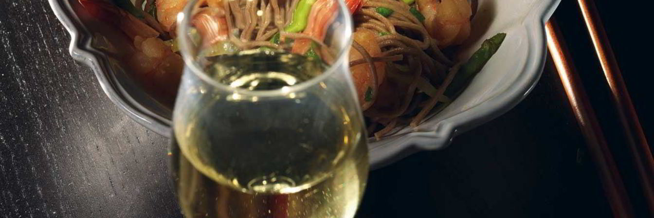 Гречневая лапша с креветками и зеленой спаржей