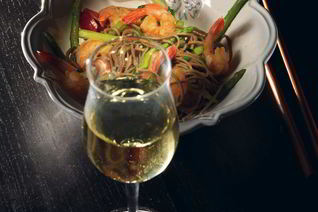 Гречневая лапша с креветками и зеленой спаржей