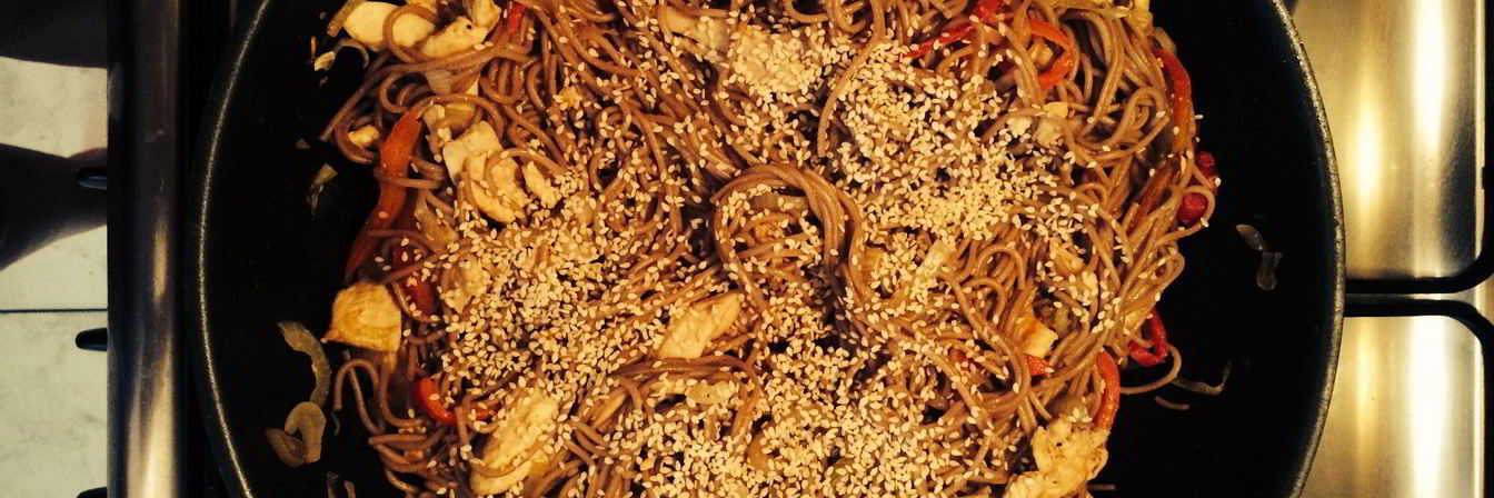 Гречневая лапша с курицей, овощами и кунжутом