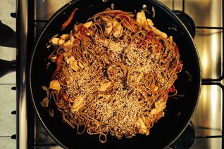 Гречневая лапша с курицей, овощами и кунжутом