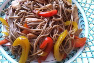 Гречневая лапша с курочкой и овощами