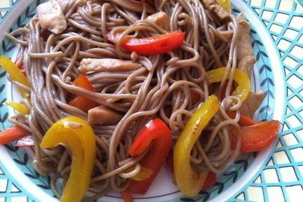 Гречневая лапша с курочкой и овощами