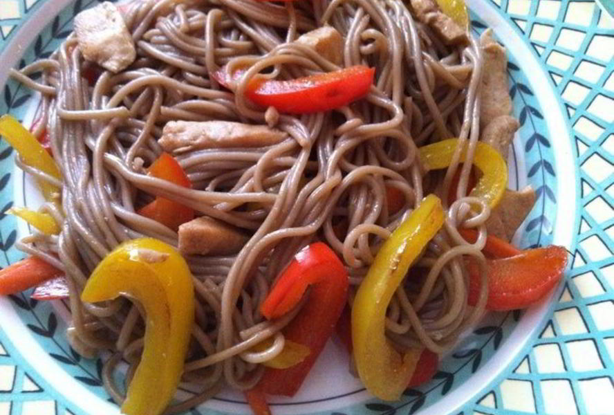 Гречневая лапша с курочкой и овощами