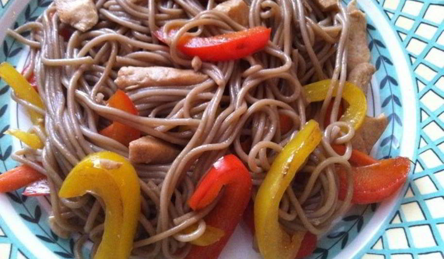 Рецепт гречневая лапша с курочкой и овощами