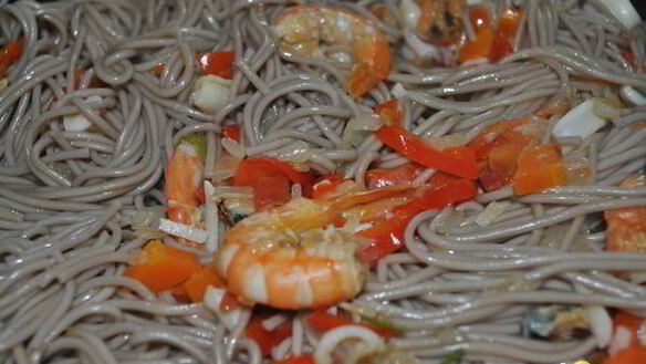 ШАГ 7. гречневая лапша с морепродуктами