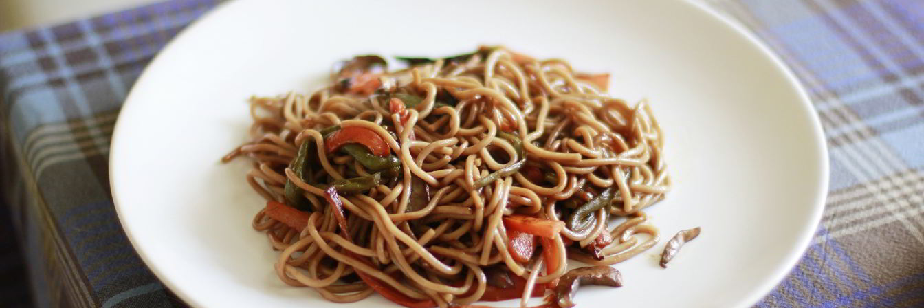 Гречневая лапша с овощами и креветками