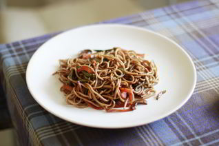 Гречневая лапша с овощами и креветками