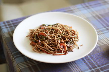 Гречневая лапша с овощами и креветками