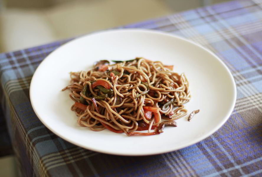 Гречневая лапша с овощами и креветками