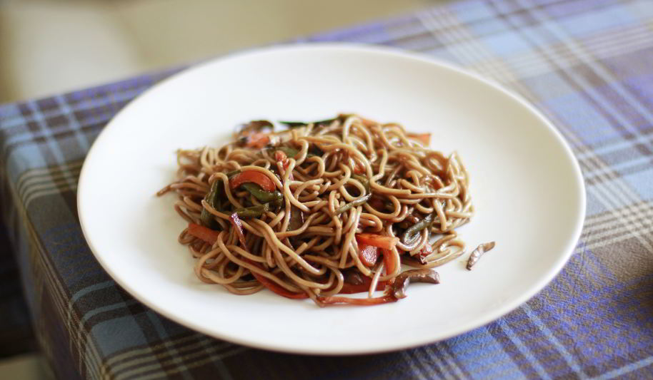 Рецепт гречневая лапша с овощами и креветками