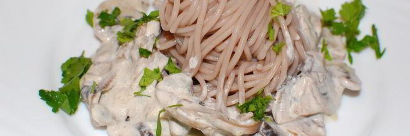 Гречневая лапша со сливочно-грибным соусом