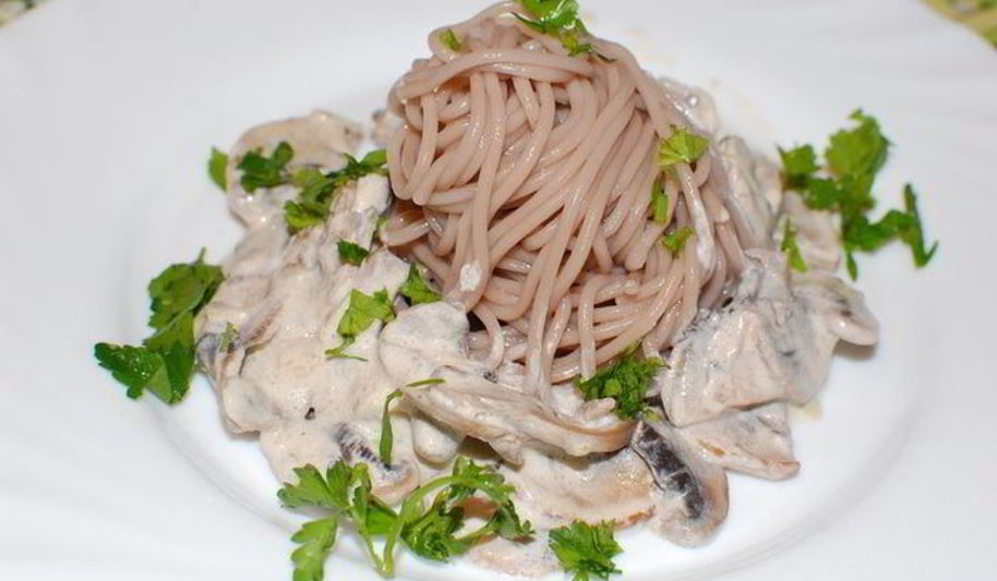 Рецепт гречневая лапша со сливочно-грибным соусом