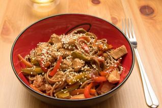 Гречневая лапша соба с курицей и овощами