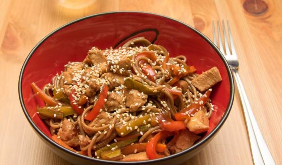 Рецепт гречневая лапша соба с курицей и овощами