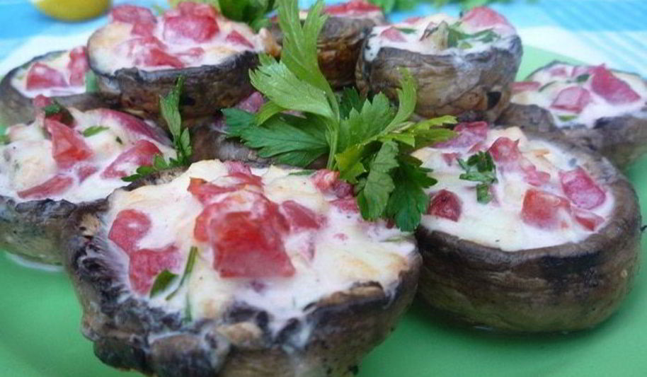 Рецепт ароматные шампиньоны с моцареллой и помидорами на гриле