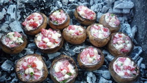 ШАГ 7. ароматные шампиньоны с моцареллой и помидорами на гриле