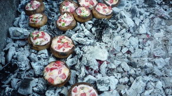 ШАГ 8. ароматные шампиньоны с моцареллой и помидорами на гриле