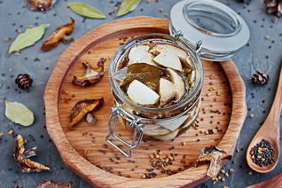 Белые грибы в маринаде с пажитником и горчицей